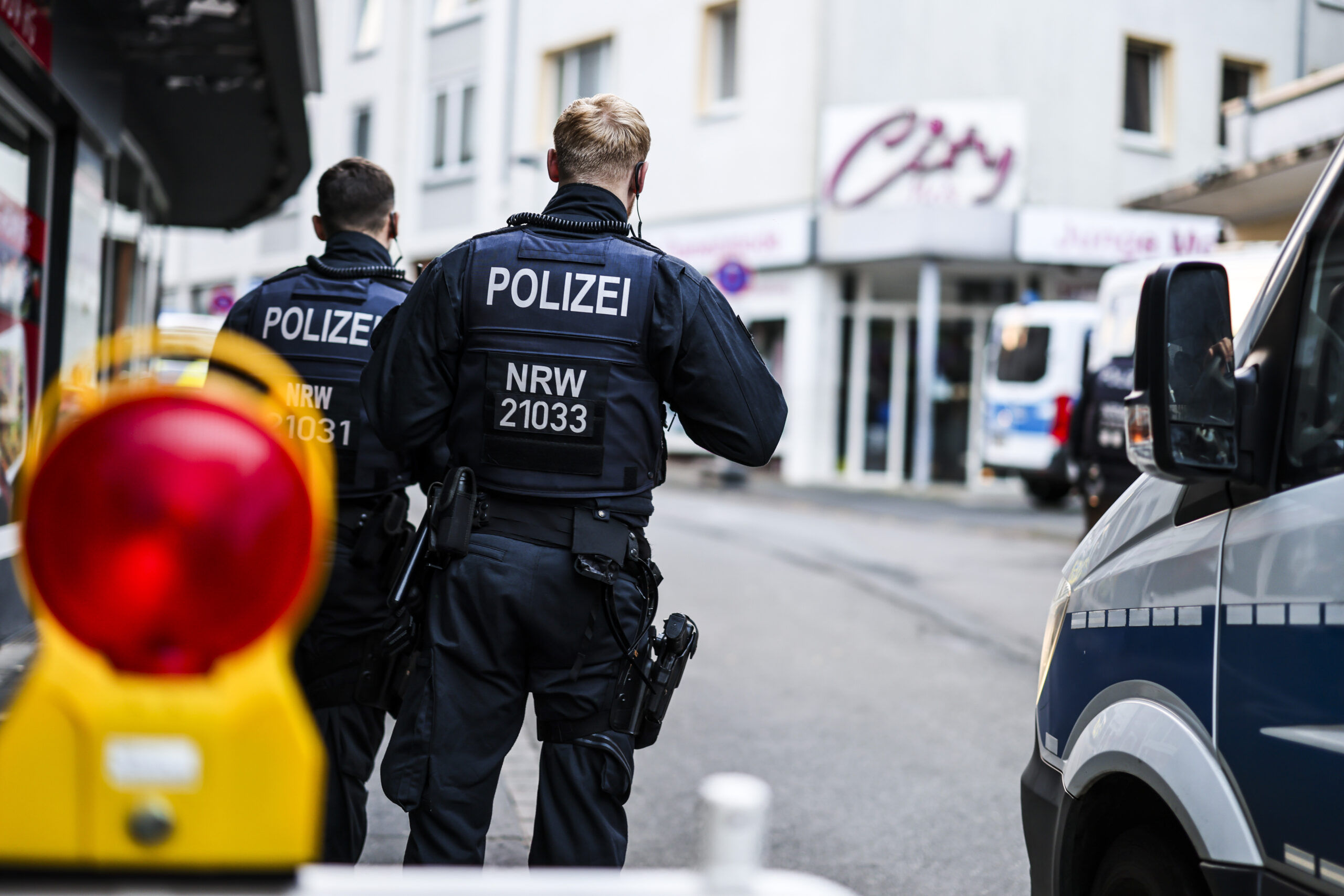 Bei einer Messerattacke auf dem Stadtfest von Solingen wurden drei Menschen getötet und acht zum Teil schwer verletzt. Der Täter ist auch am Morgen nach dem Angriff noch auf der Flucht.