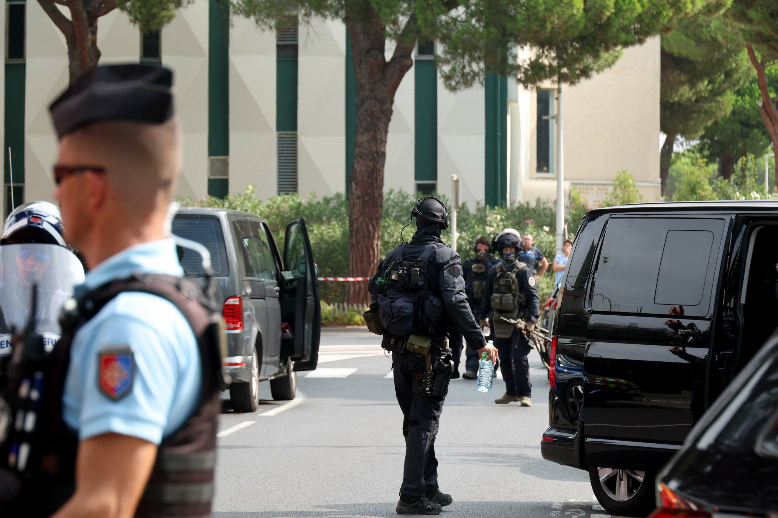 Polizeibeamte stehen in der Nähe einer Synagoge nach einer Explosion vor dem Gebäude.