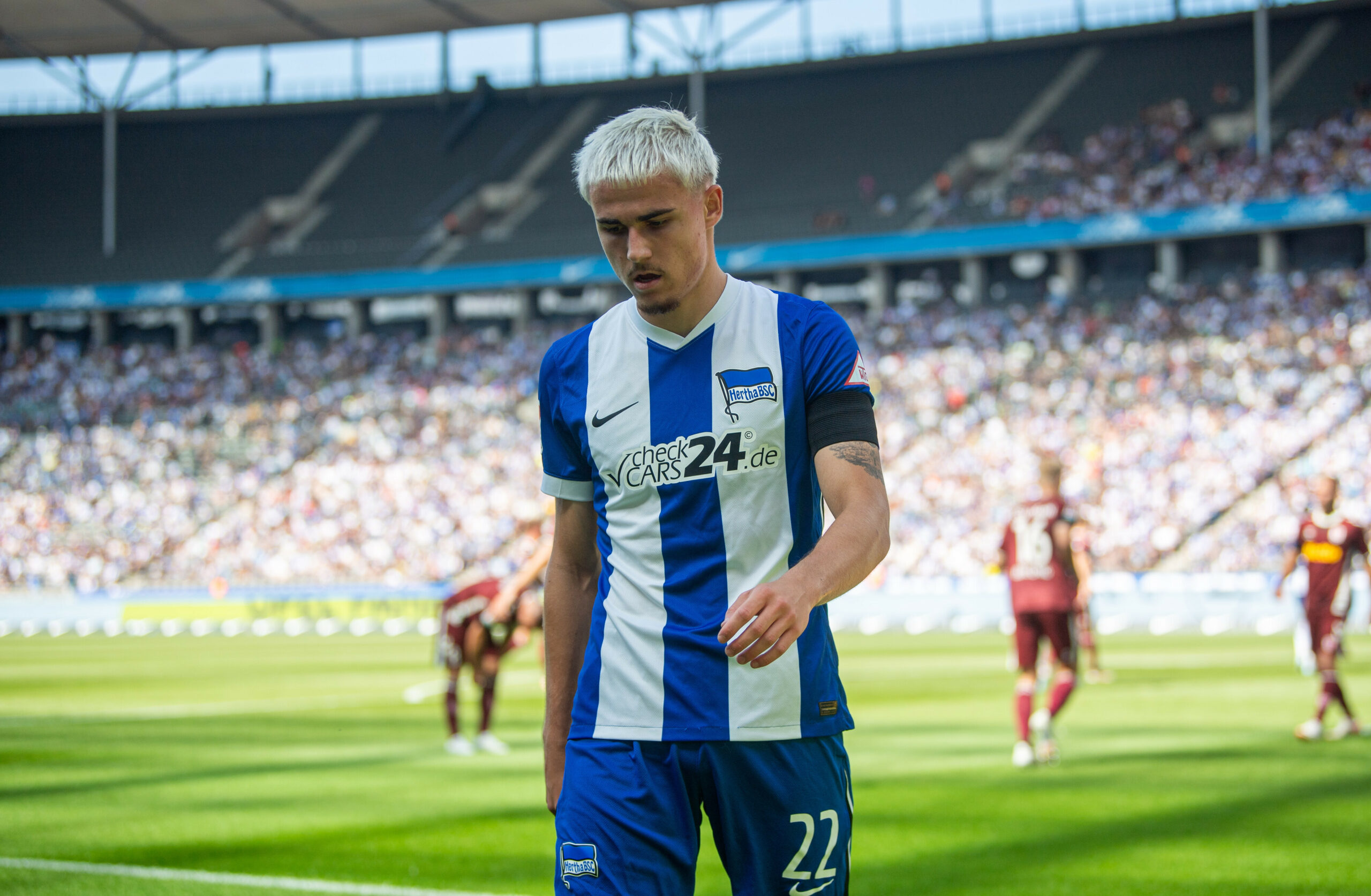 Marten Winkler von Hertha BSC mit Trauerflor