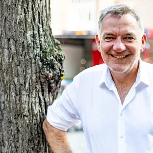 Lächelnder Mann in weißem Hemd