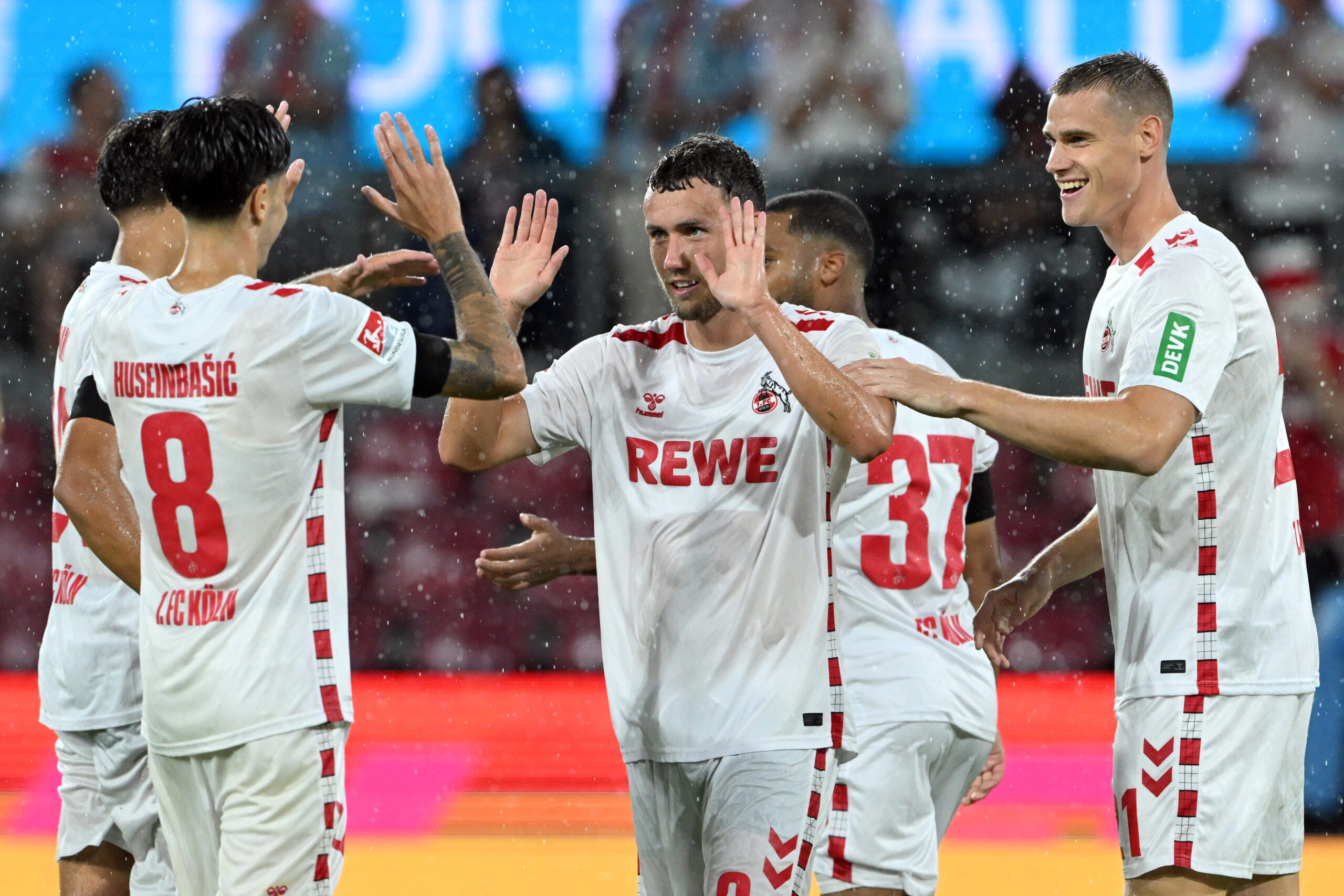 Mannschaft des 1. FC Köln feiert Treffer von Luca Waldschmidt