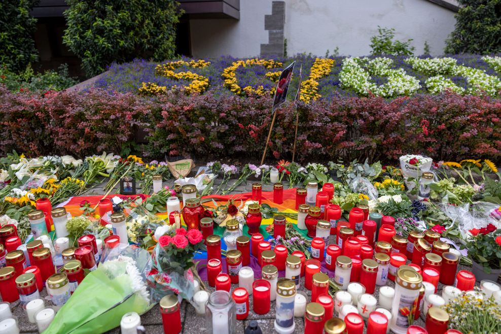 Menschen haben in der Nähe des Tatortes in Solingen Blumen und Kerzen niedergelegt. 