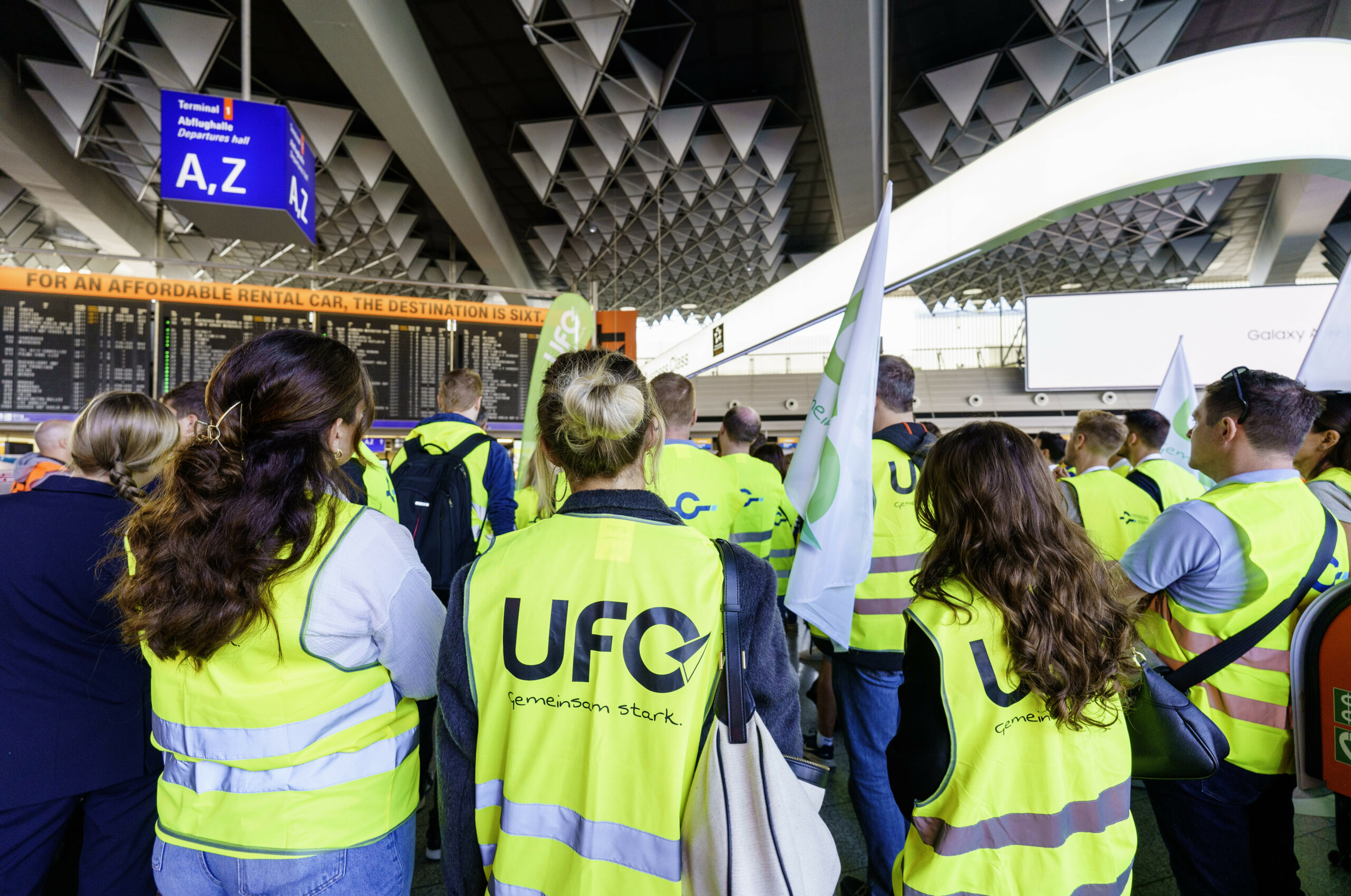 Mitglieder der Gewerkschaft Unabhängige Flugbegleiter Organisation (UFO) stehen bei der Kundgebung am Flughafen in Frankfurt.