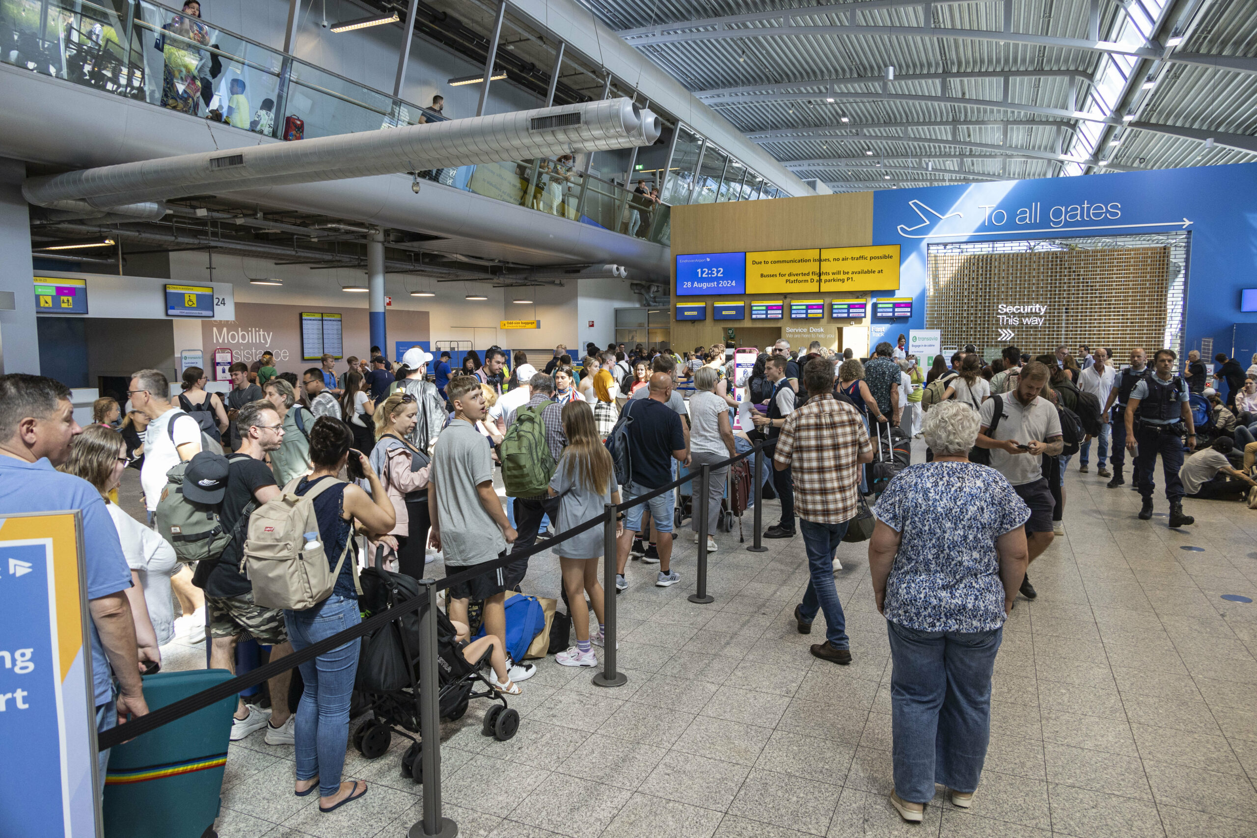 Menschenschlangen in Flughafen