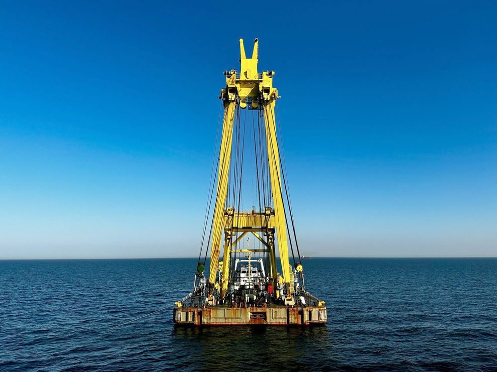 Der Schwimmkran HEBO LIFT 10 auf dem Wasser. Er kann bis zu 2.200 Tonnen heben. Die Vorbereitungen für das Bergen des gesunkenen Frachters „Verity“ schreiten voran.