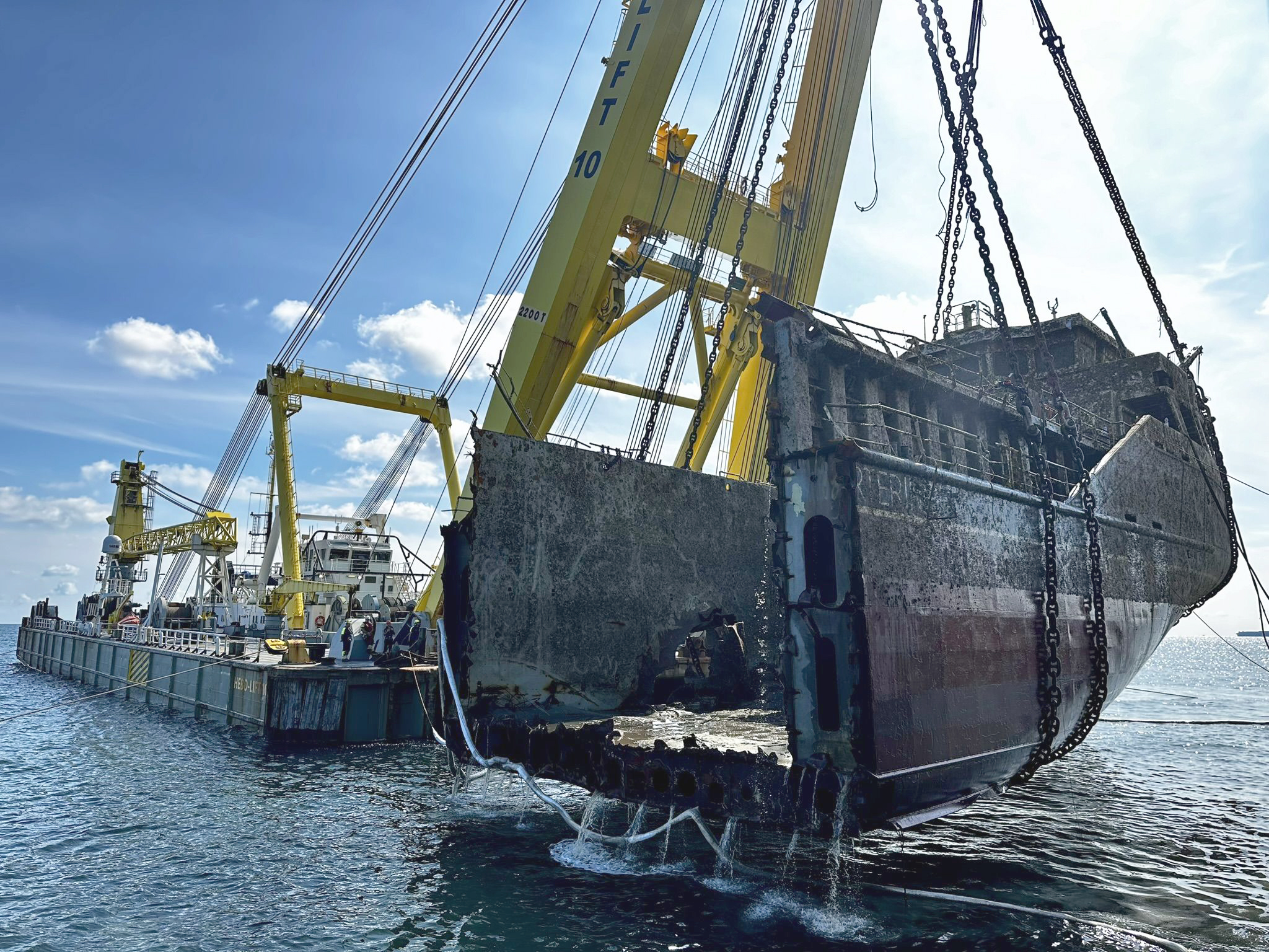 Der Schwimmkran Hebo Lift 10 hebt das Heck des gesunkenen und zweigeteilten Frachters „Verity“.