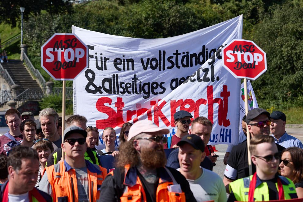 Der rot-grüne Senat Hamburgs plant, die Mediterranean Shipping Company (MSC) als strategischen Partner an Bord zu holen, um die Hamburger Hafen und Logistik AG (HHLA) sowie den Containerumschlag zu sichern.