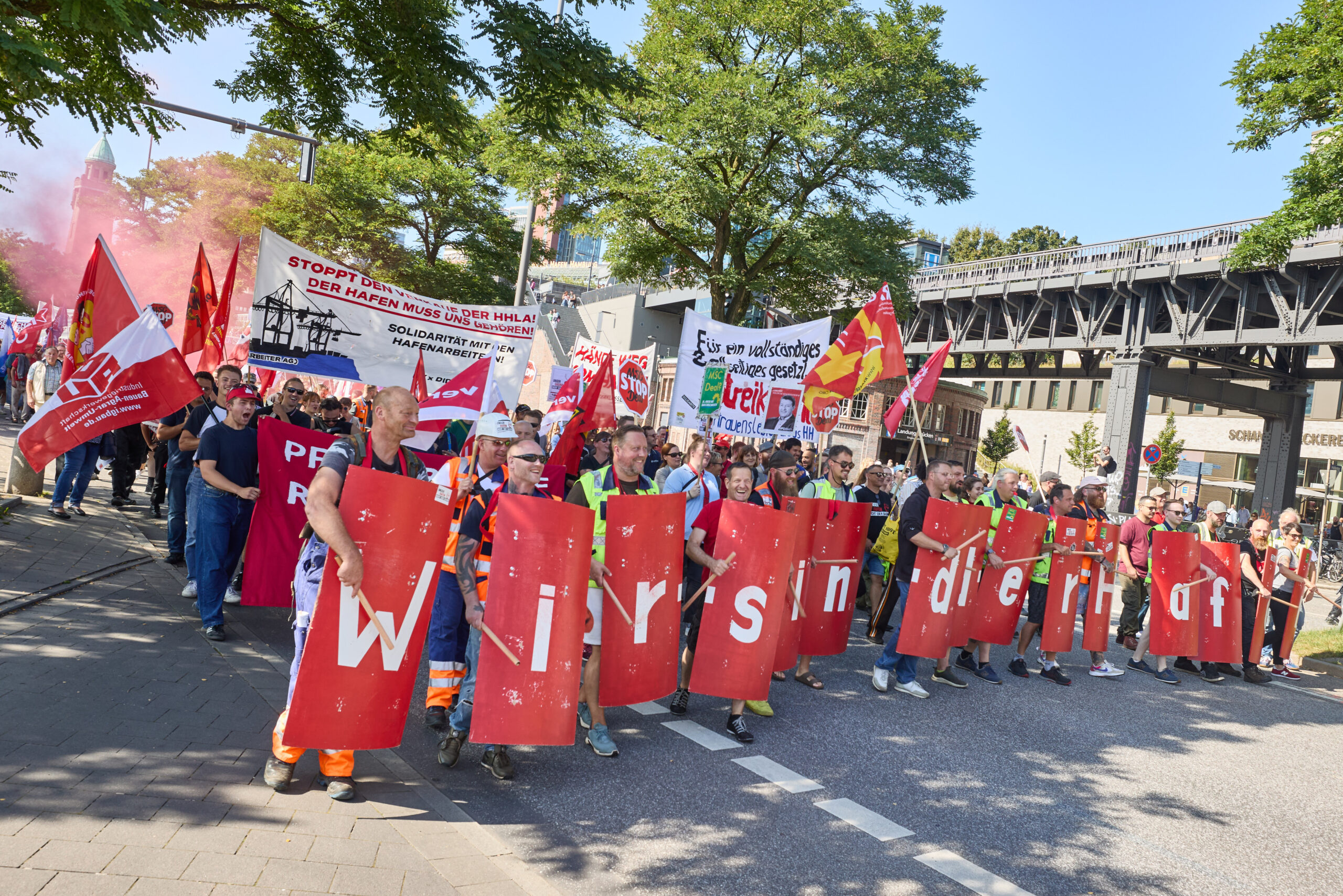 Hafenarbeiter und Unterstützer haben sich am Samstag in der Stadt versammelt, um sich gegen den geplanten Hafendeal zu wehren. Am 4. September wird die Entscheidung erwartet.