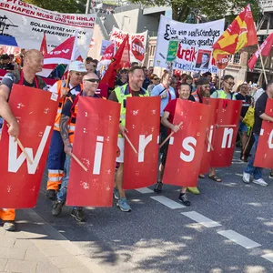 Hafenarbeiter und Unterstützer haben sich am Samstag in der Stadt versammelt, um sich gegen den geplanten Hafendeal zu wehren. Am 4. September wird die Entscheidung erwartet.