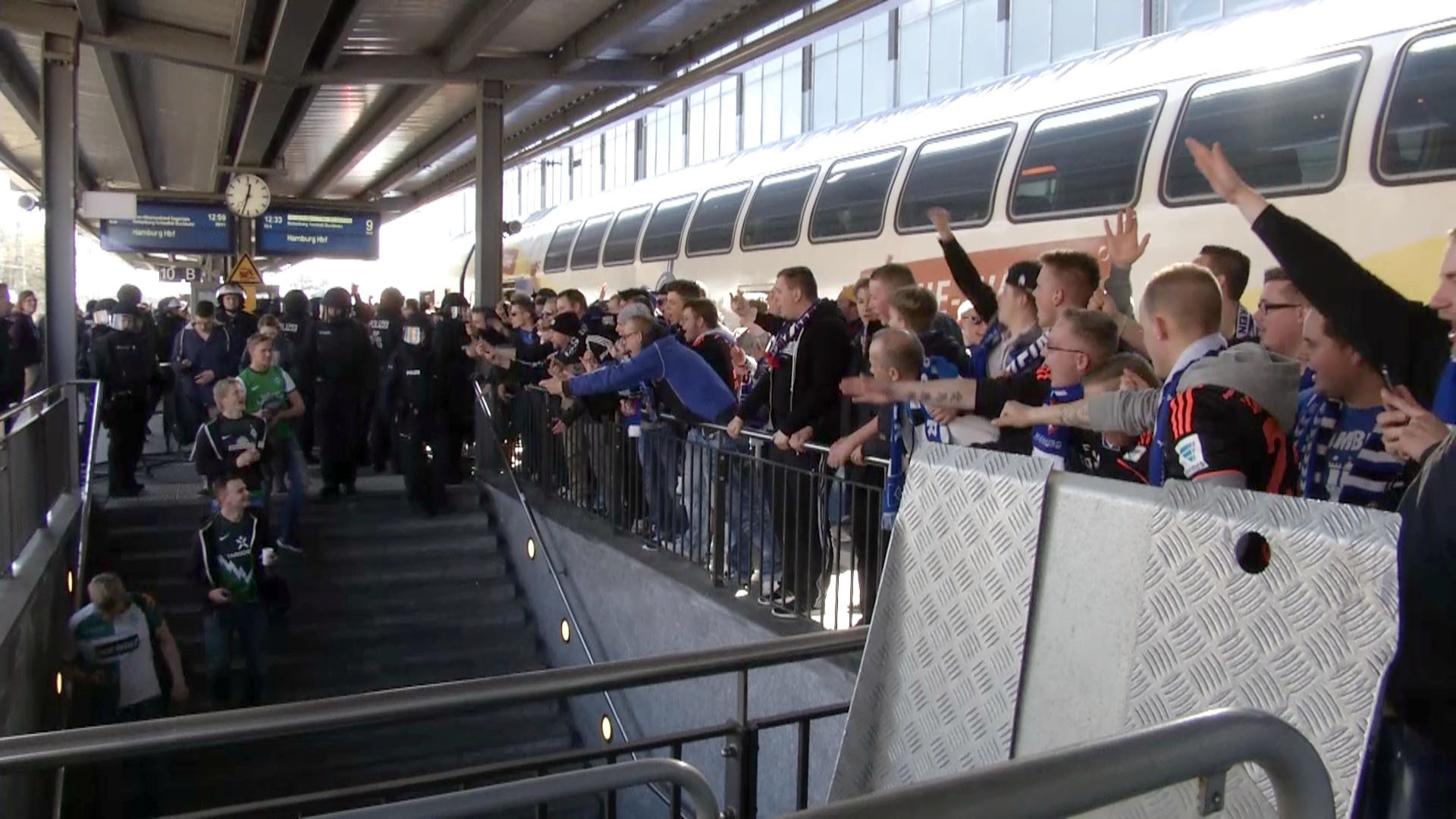 HSV- und Werder-Bremen-Fans vor einem Spiel im Jahr 2015: Verkehrsunternehmen wie der metronom fürchten sich vor Begegnungen der Fußball-Anhänger. (Archivbild)