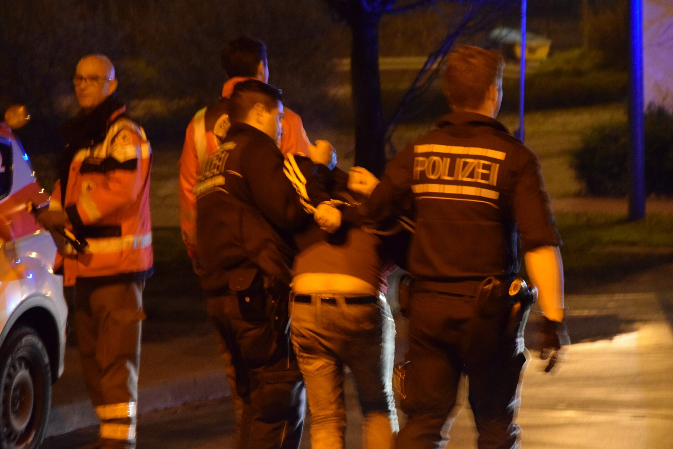 Nach der Massenschlägerei in Schleswig nahm die Polizei fünf Personen in Gewahrsam. (Symbolbild)