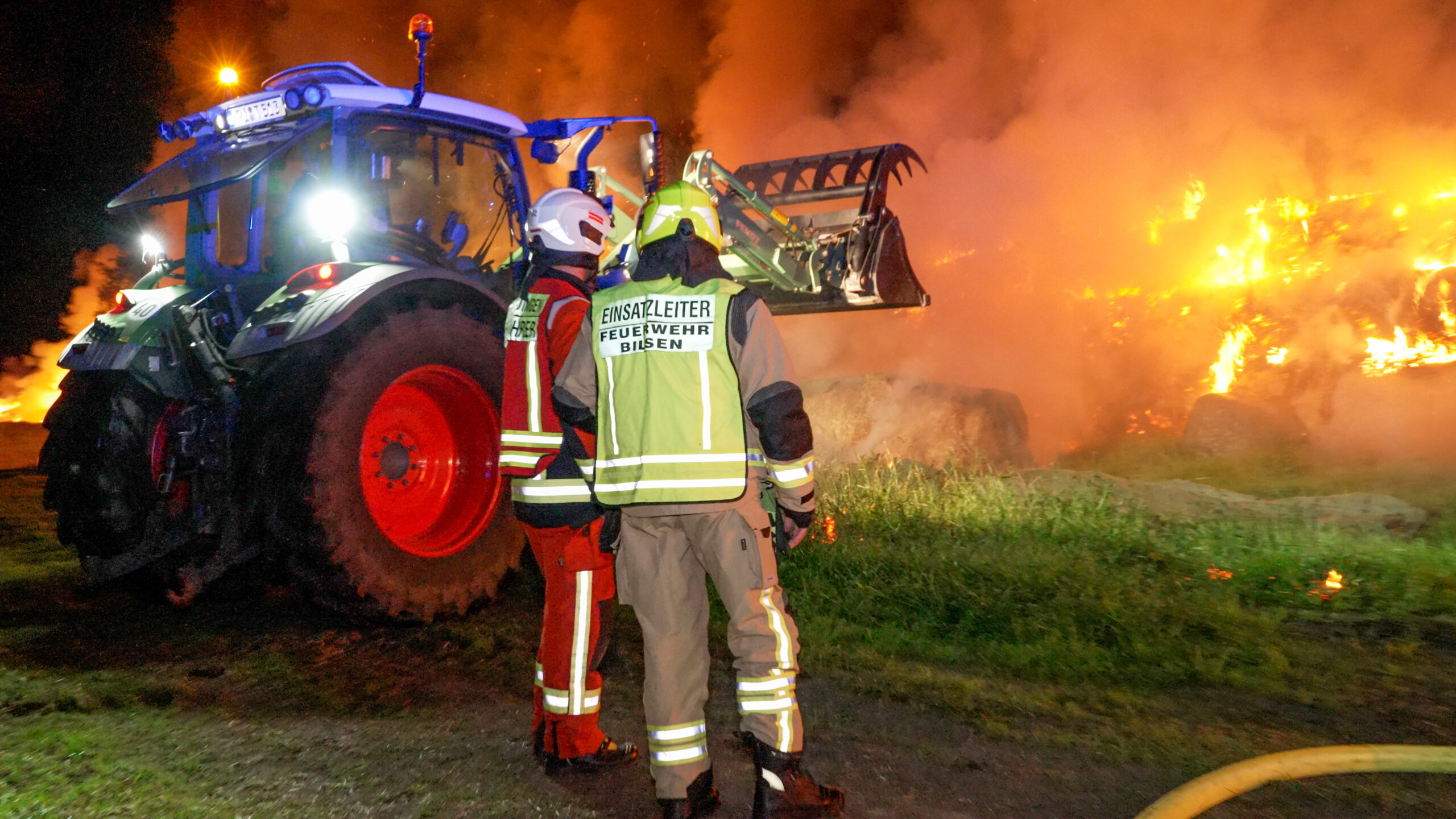 Rund 500 Heuballen in Flammen – Großeinsatz im Kreis Pinneberg