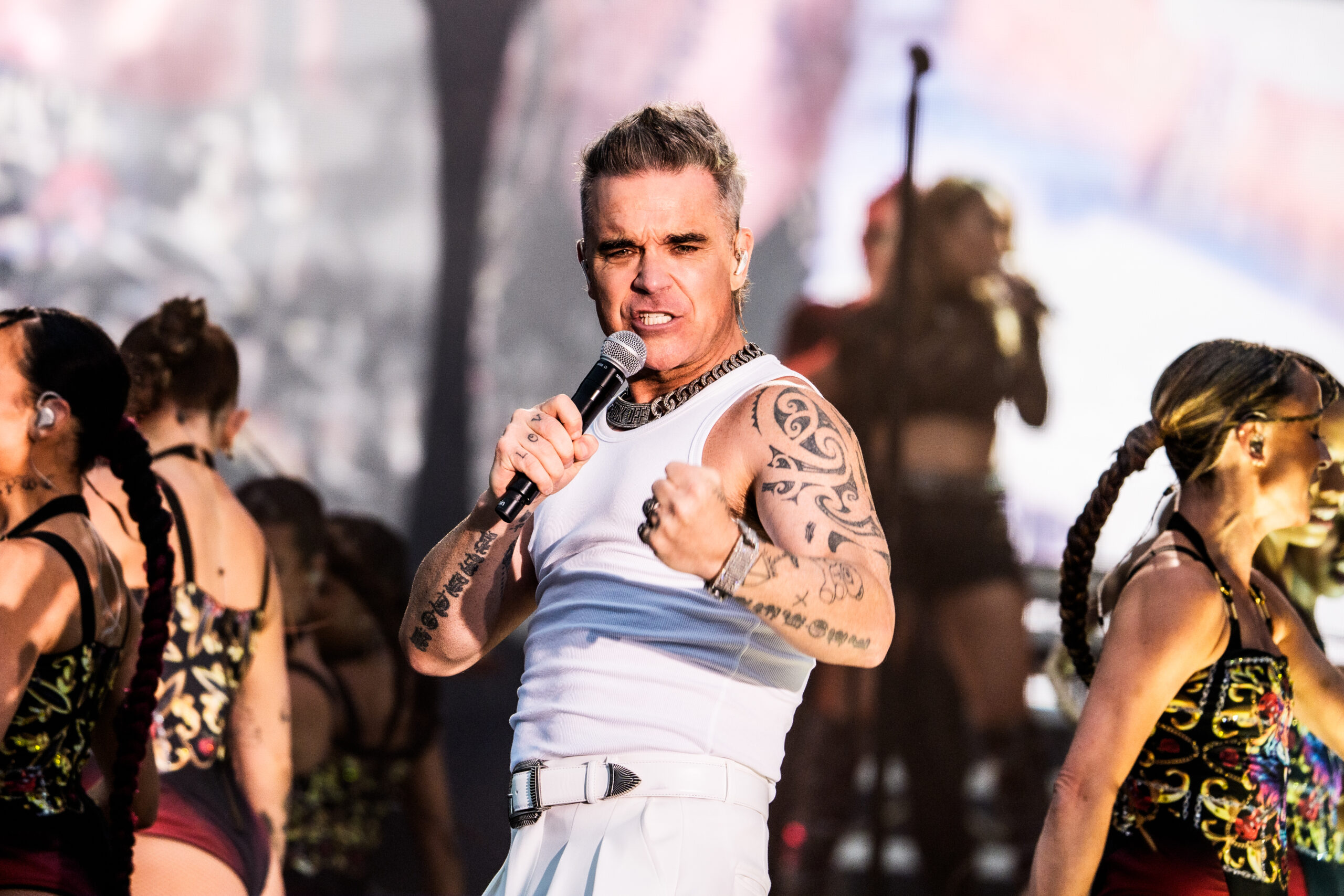 Er kann's noch: Robbie Williams beim ersten von zwei Konzerten auf der Trabrennbahn Bahrenfeld.