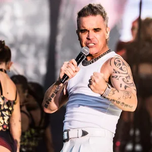 Er kann's noch: Robbie Williams beim ersten von zwei Konzerten auf der Trabrennbahn Bahrenfeld.