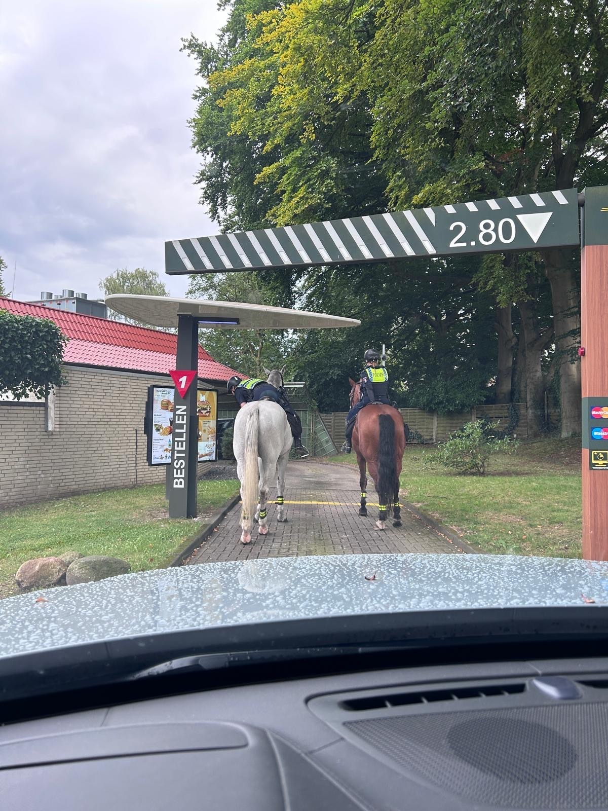 Die Polizisten sind auf ihren Pferden in den Drive In geritten.