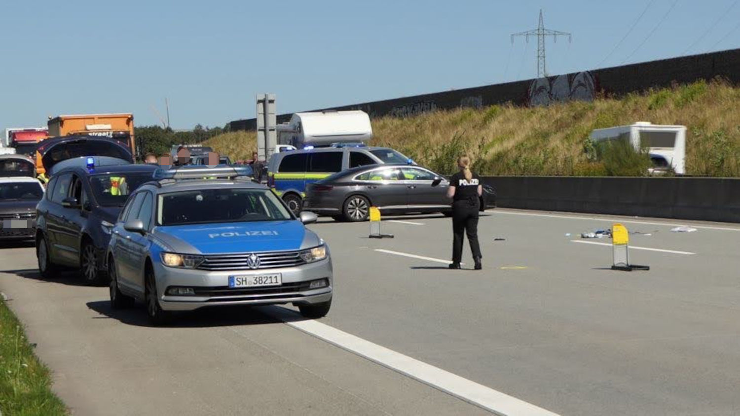 Die Kripo sichert Spuren auf der A7: Dort soll ein Beamter einen möglichen Angreifer mit einem Schuss gestoppt haben.