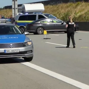 Die Kripo sichert Spuren auf der A7: Dort soll ein Beamter einen möglichen Angreifer mit einem Schuss gestoppt haben.