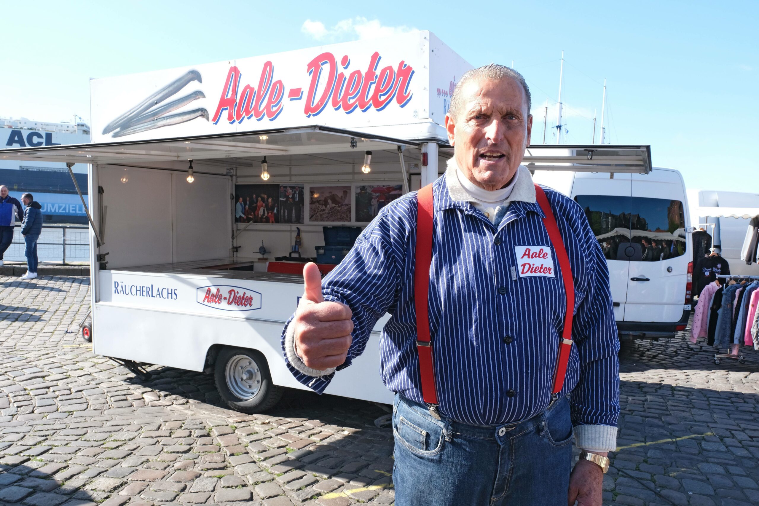 „Aale-Dieter“ Bruhn vor seinem Stand auf dem Hamburger Fischmarkt (Archivbild).