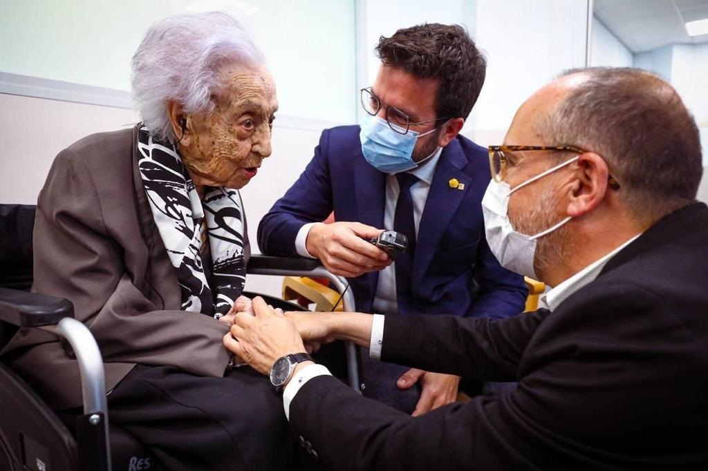 Pere Aragones (m.), Interimspräsident der Regionalregierung von Katalonien, besucht Maria Branyas.