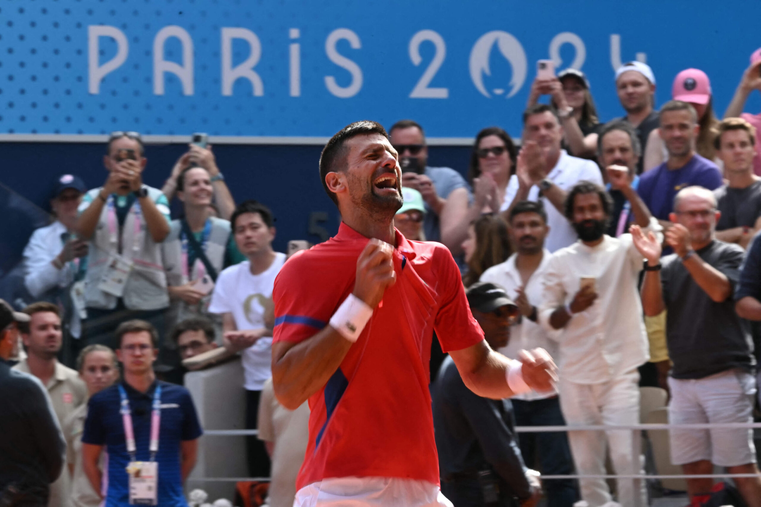 Novak Djokovic weint hemmungslos nach seinem Olympiasieg.