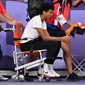 Malaika Mihambo sitzt weinend im Rollstuhl.