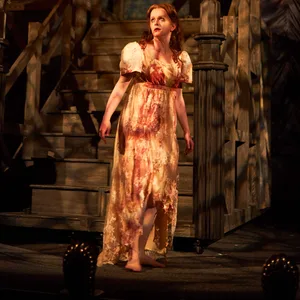 Jessica Neumann als Madeline in „Der Untergang des Hauses Usher“
