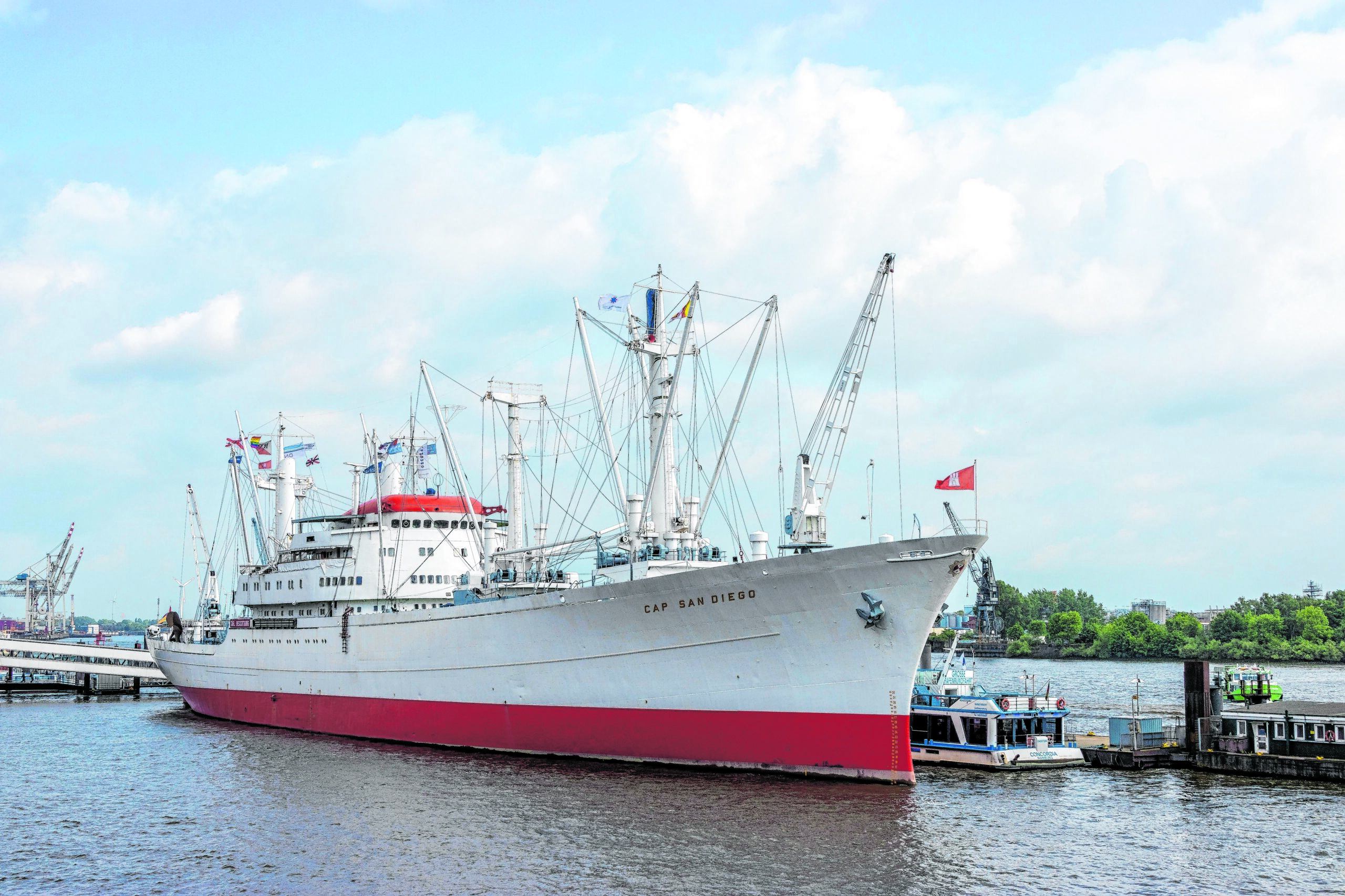 Das Schiff „Cap San Diego“ liegt im Hafen.