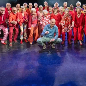 Alle Mitglieder des Heaven Can Wait-Chors in roter Kleidung
