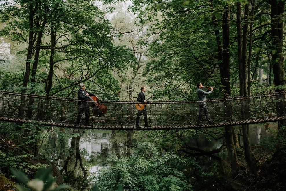 Das Trio Wildes Holz auf einer Waldbrücke