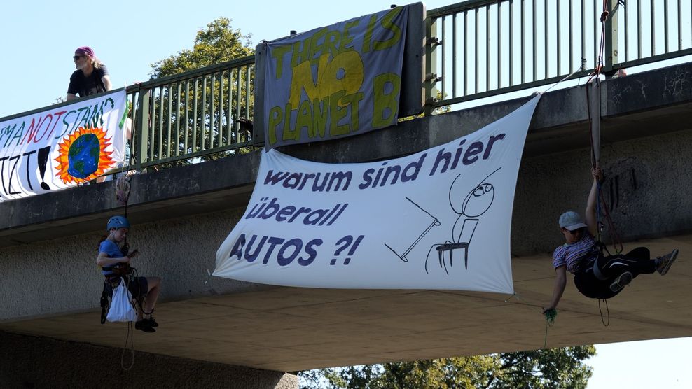 Achim: Klima-Aktivisten seilen sich von einer Brücke über der A27 ab und bringen Plakate an.