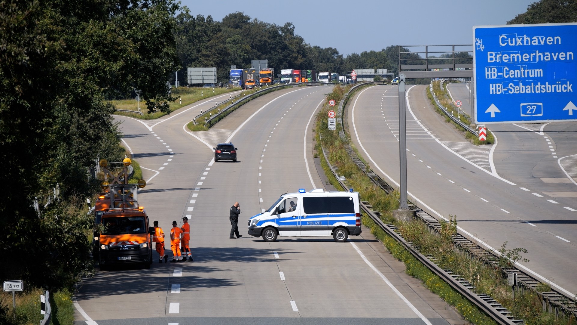 Für eine Klimaschutz-Demonstration hat die Polizei die Autobahn 27 zwischen den Anschlussstellen Bremer Kreuz und Achim Nord vorübergehend voll gesperrt. Aktivisten seilten sich von einer Brücke über der A27 ab und brachten Plakate an.