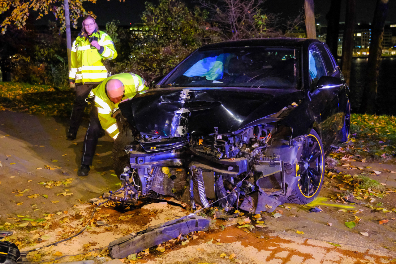 Ein kaputter VW Golf steht nach einem Unfall an der Lombardsbrücke auf einem Grünstreifen