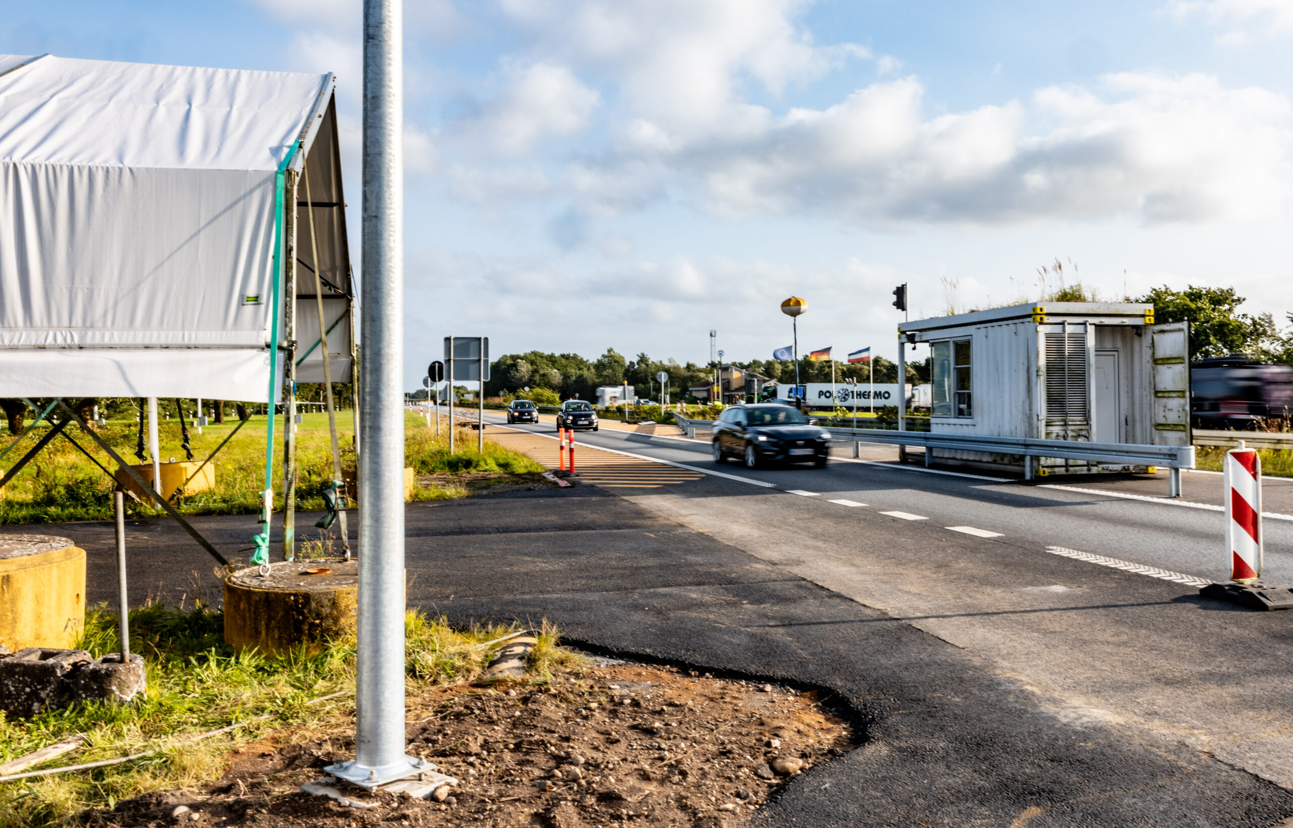 Flensburg: Fahrzeuge fahren am Grenzübergang Ellund der deutsch-dänischen Grenze vorbei. Wegen Bauarbeiten ist der Grenzübergang zu Dänemark auf der A7 nur einspurig.