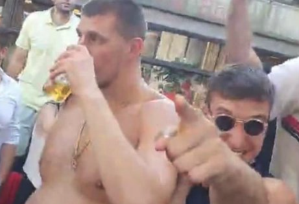 Nikola Jokic bejubelt mit Bier die Bronzemedaille