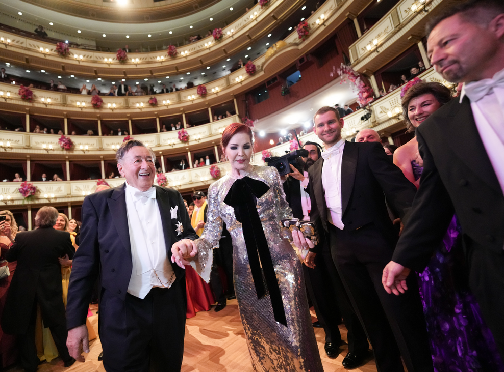 Richard Lugner mit der amerikanischen Schauspielerin Priscilla Presley beim 66. Opernball in der Wiener Staatsoper.