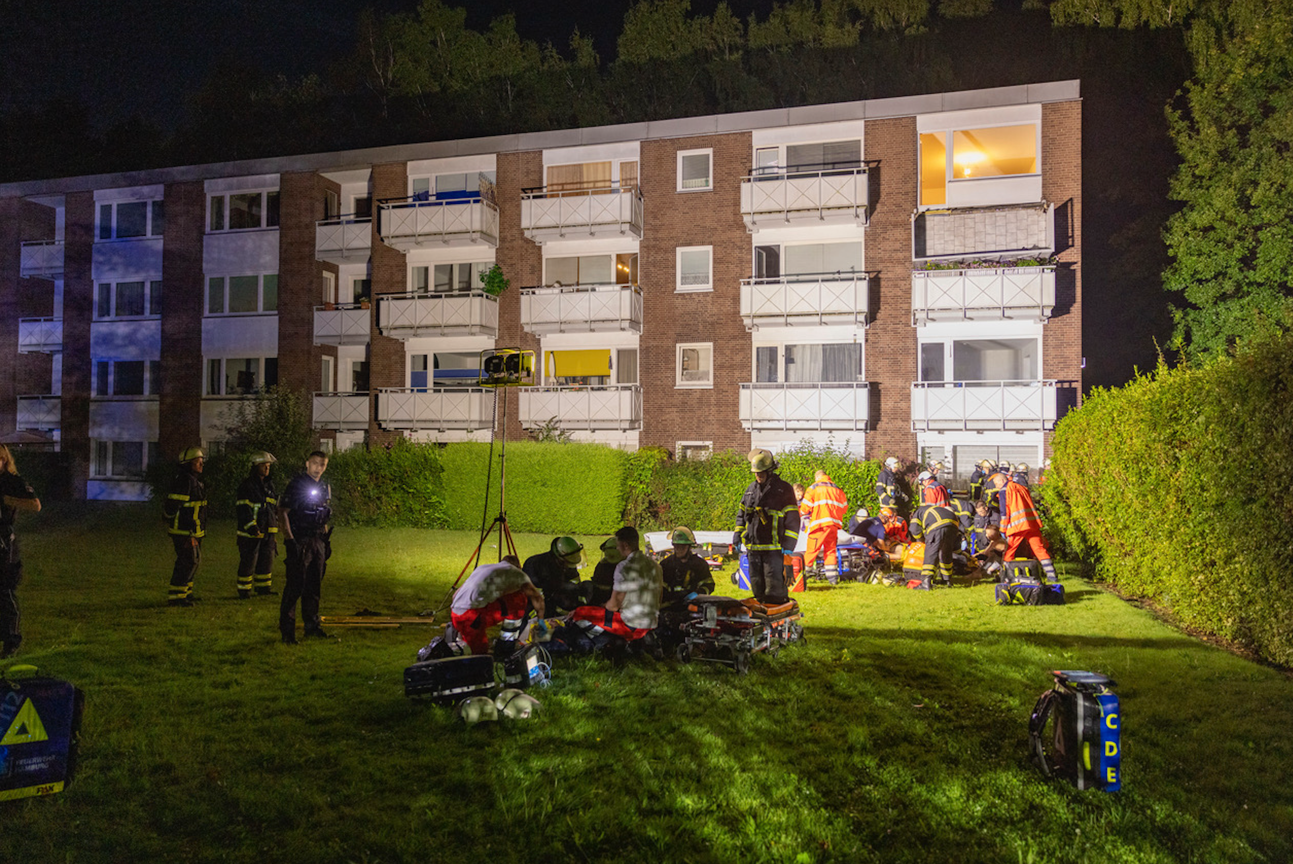 Die Unfallstelle in Langenhorn: In der dritten Etage auf der rechten Seite ist der Balkon abgeknickt. Er hängt heruntergeklappt an der Fassade.