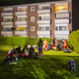 Die Unfallstelle in Langenhorn: In der dritten Etage auf der rechten Seite ist der Balkon abgeknickt. Er hängt heruntergeklappt an der Fassade.