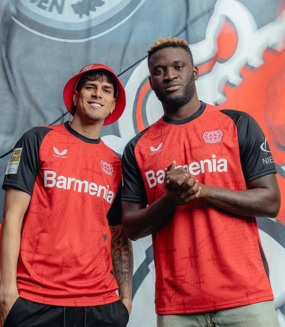 Pierro Hincapié und Victor Boniface präsentieren das neue Heimtrikot von Leverkusen