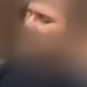Ein angeblich blinder Para-Judoka spielt Karten.