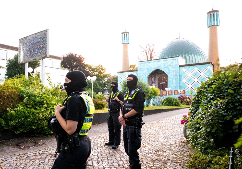 Einsatzkräfte der Polizei während einer Razzia beim Islamischen Zentrum Hamburg (IZH).