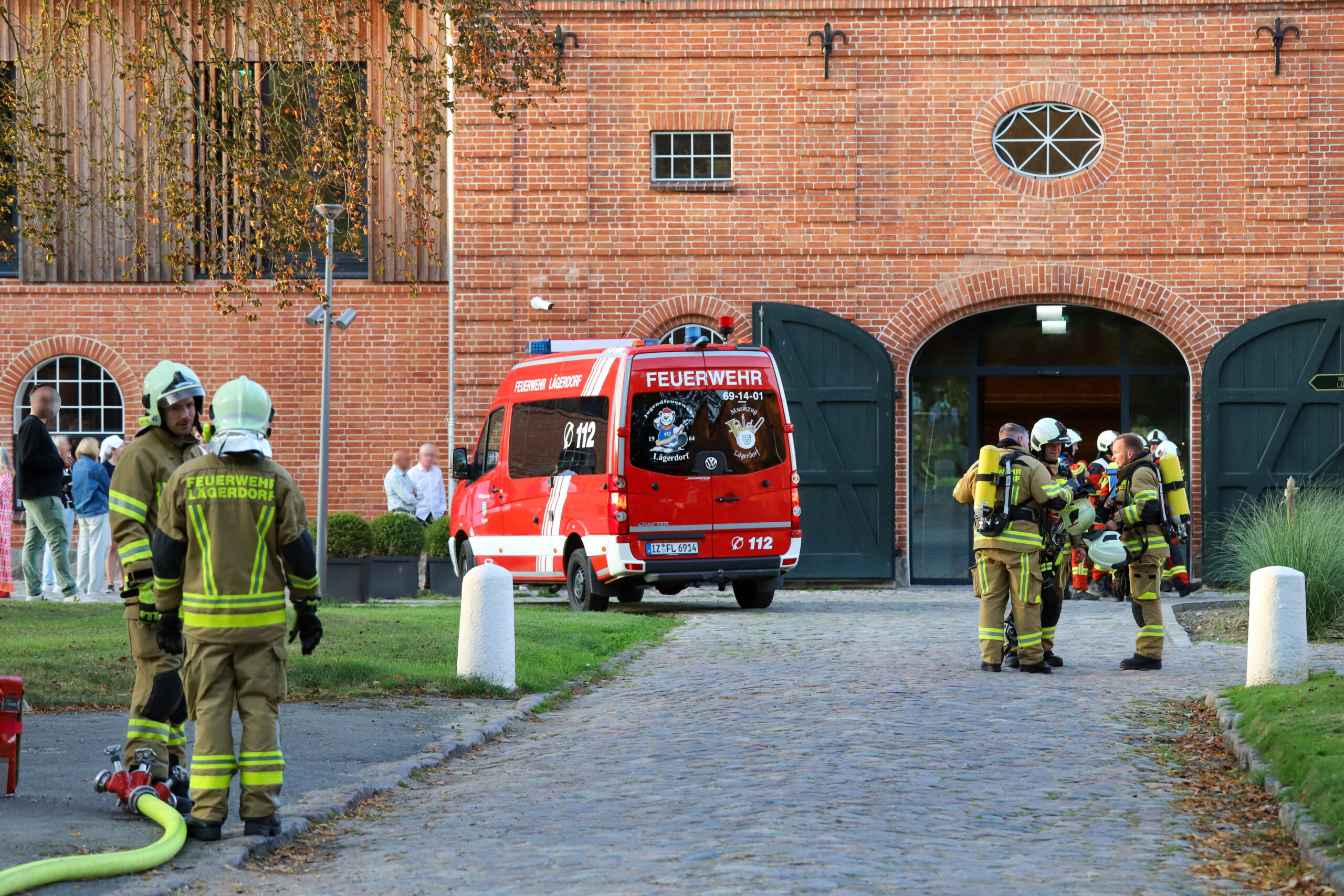 Die Feuerwehr ist mit einem Großaufgebot vor Ort: Das Hotel wurde evakuiert.