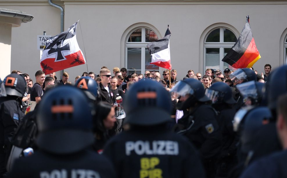 Teilnehmer einer rechten Demo gegen den Umzug zum Christopher-Street-Day in Bautzen.