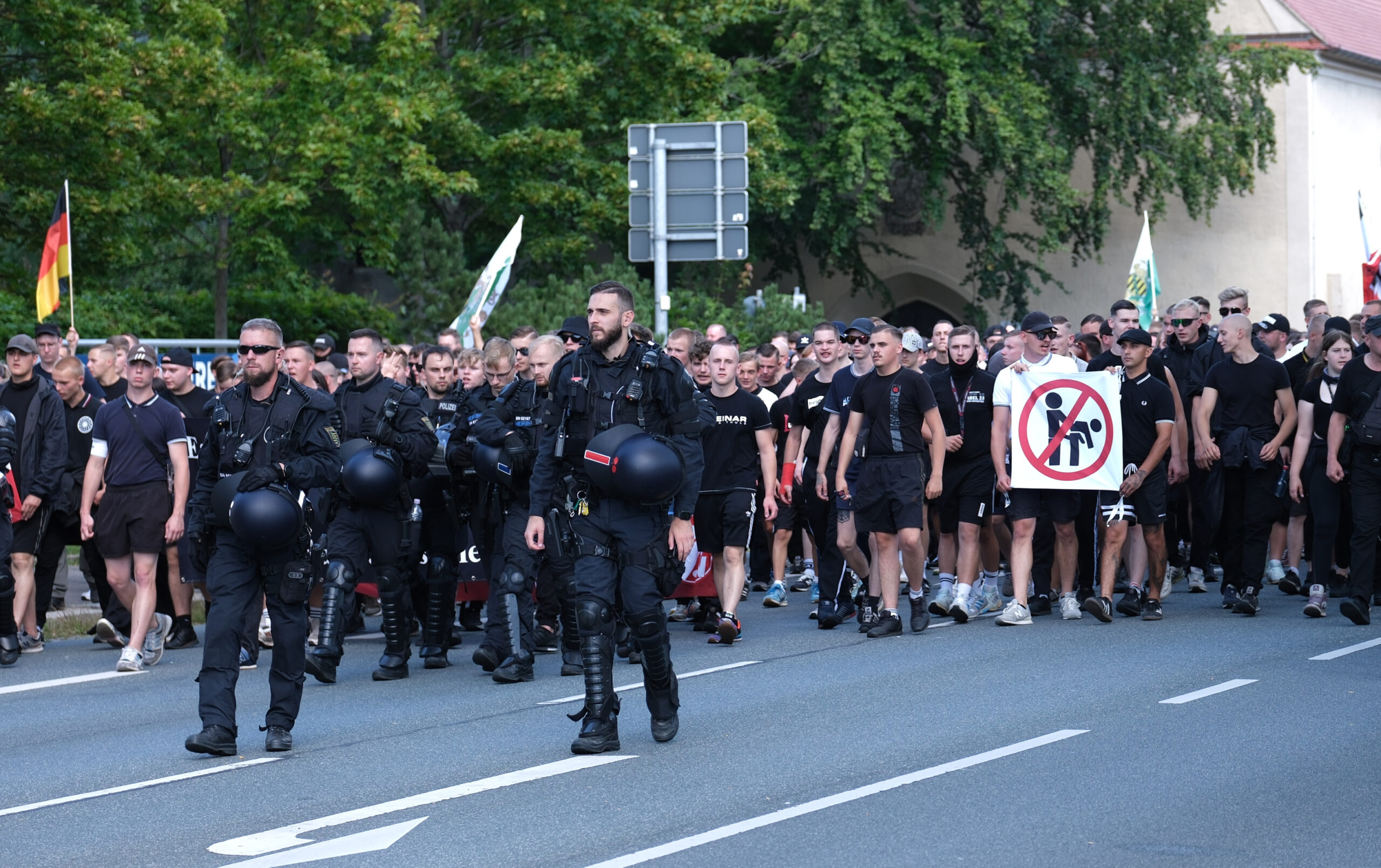 Rechtsextreme demonstrieren mit homophoben Bannern gegen den Umzug zum Christopher Street Day in Bautzen.