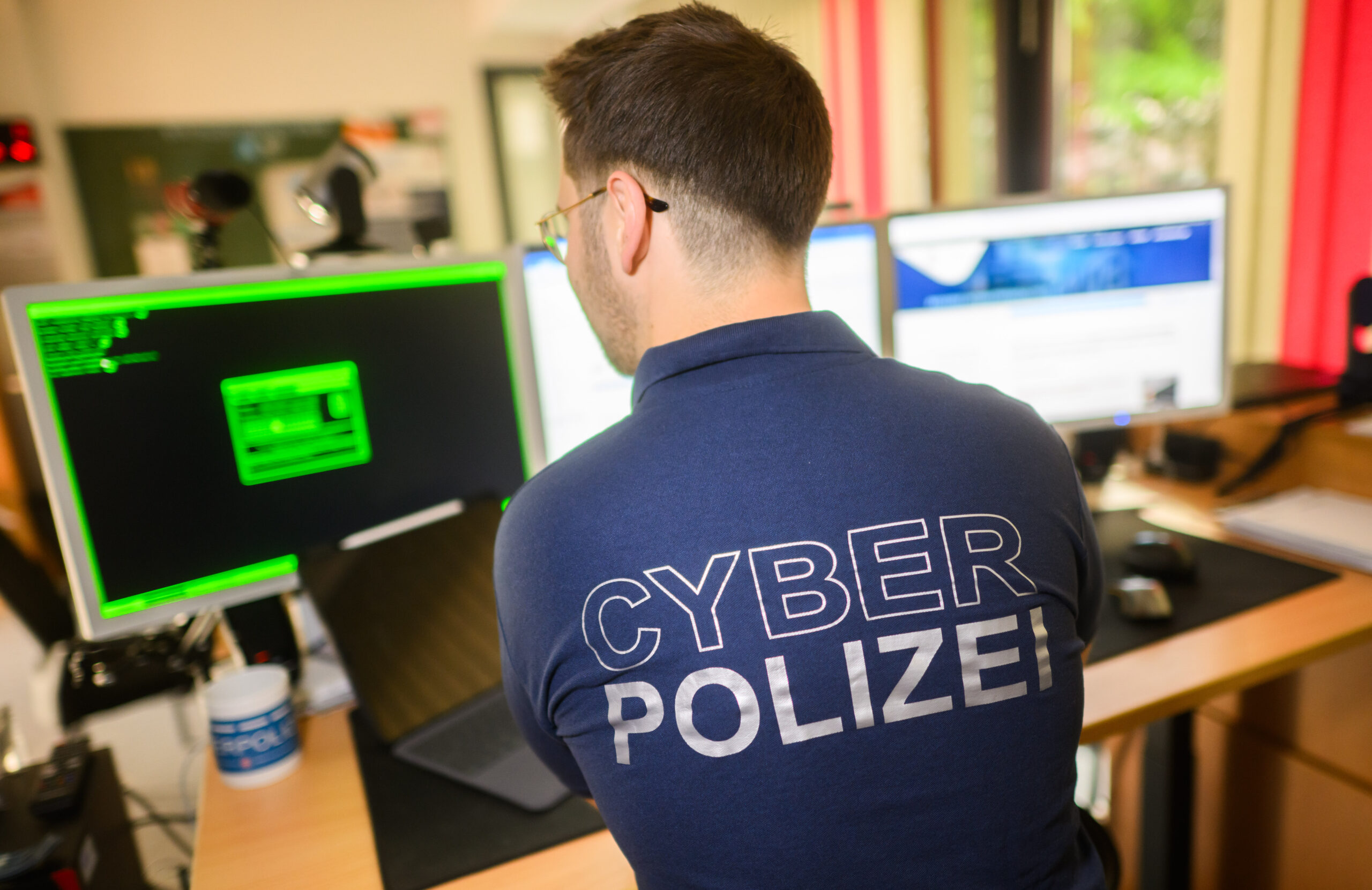 Polizist in der Präventionsstelle Cyberkriminalität im Landeskriminalamt Niedersachsen (Symbolbild).