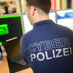 Polizist in der Präventionsstelle Cyberkriminalität im Landeskriminalamt Niedersachsen (Symbolbild).