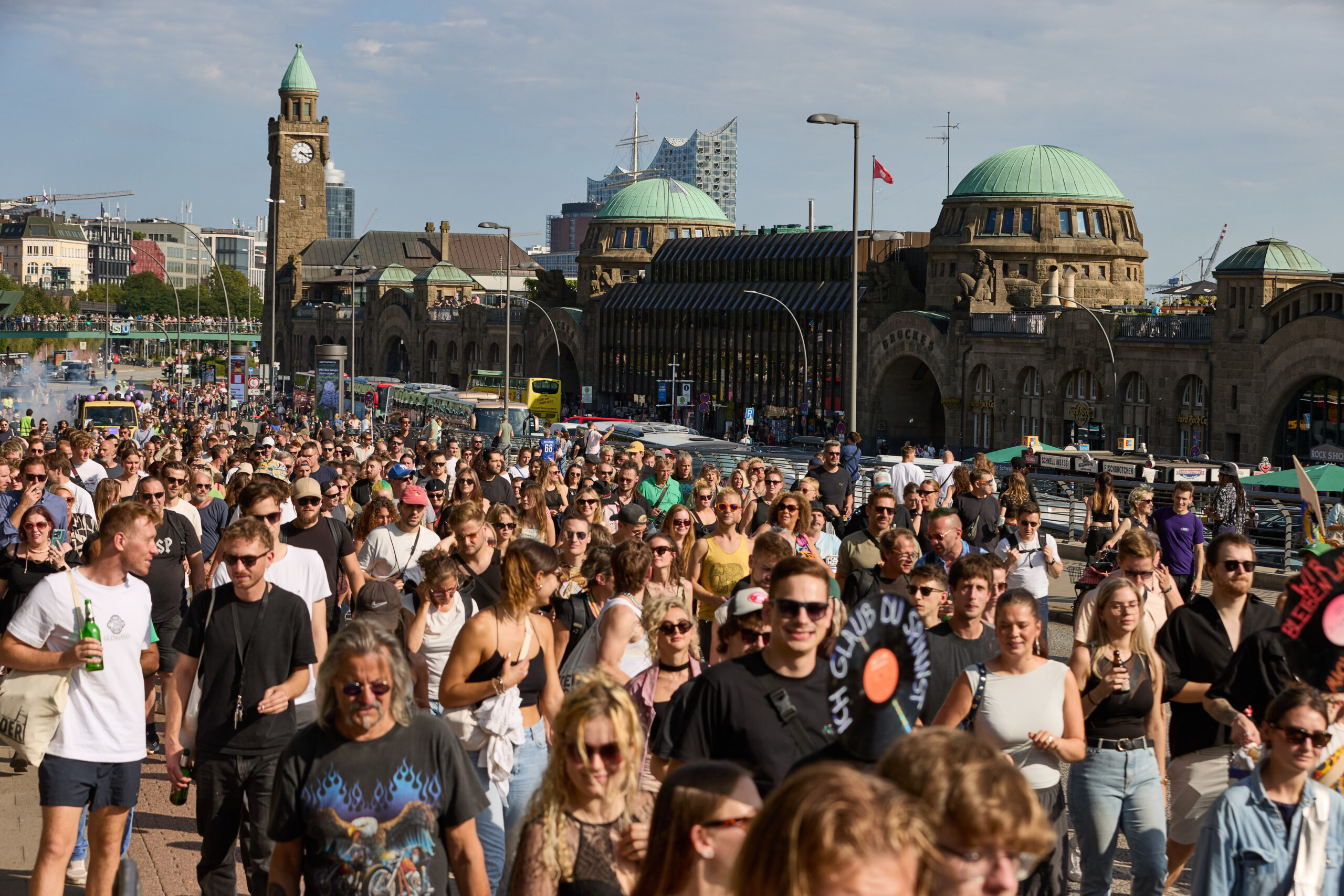 Demonstranten an den Landungsbrücken