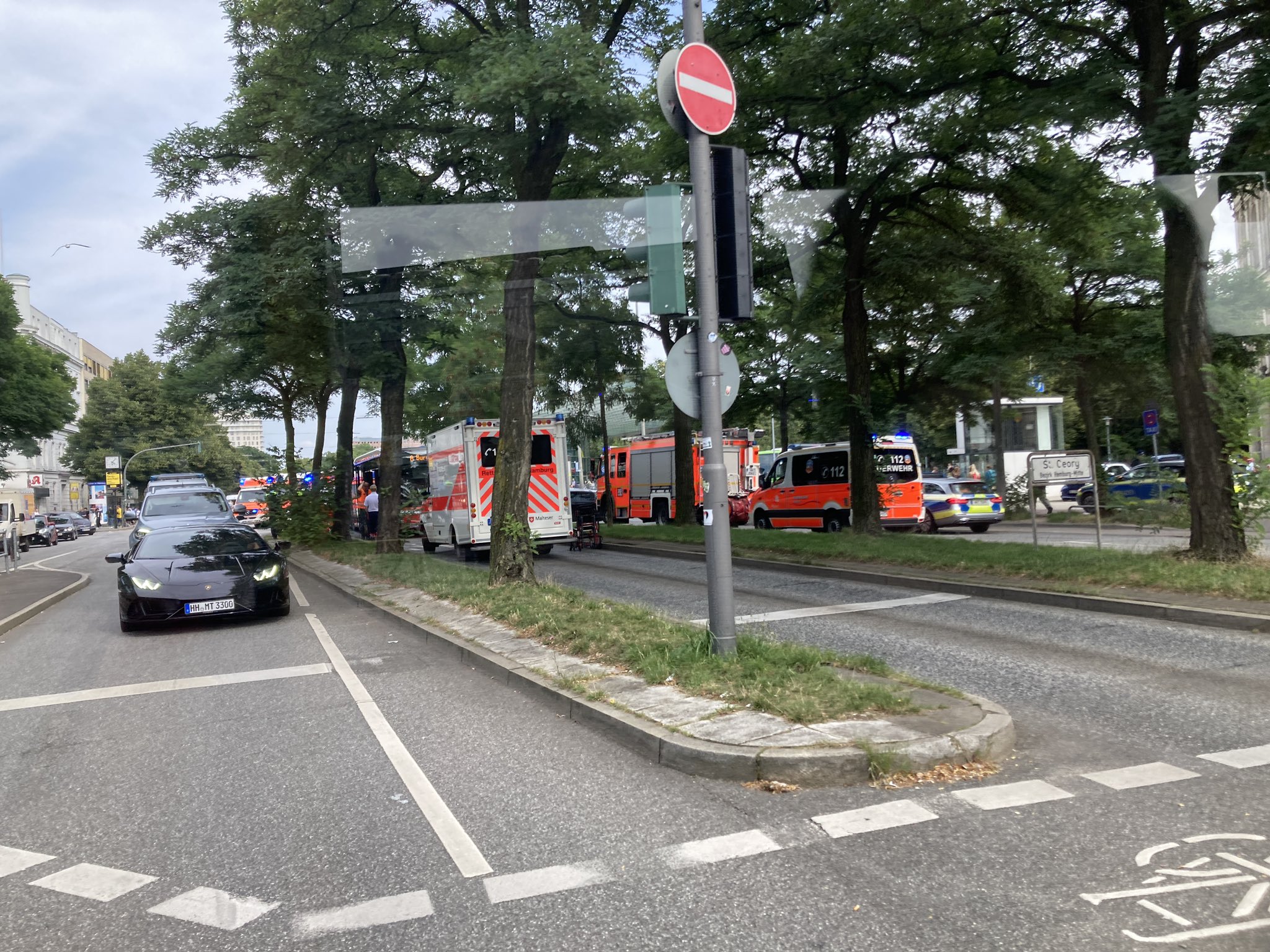 Fußgänger laiuft am Hauptbahnhof unachtsam auf Straße und zwingt BUs zur Notbremsung – vier Verletze und Stau