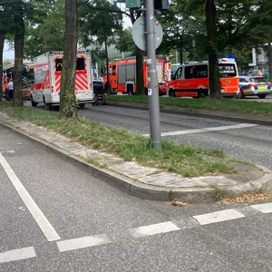 Fußgänger laiuft am Hauptbahnhof unachtsam auf Straße und zwingt BUs zur Notbremsung – vier Verletze und Stau