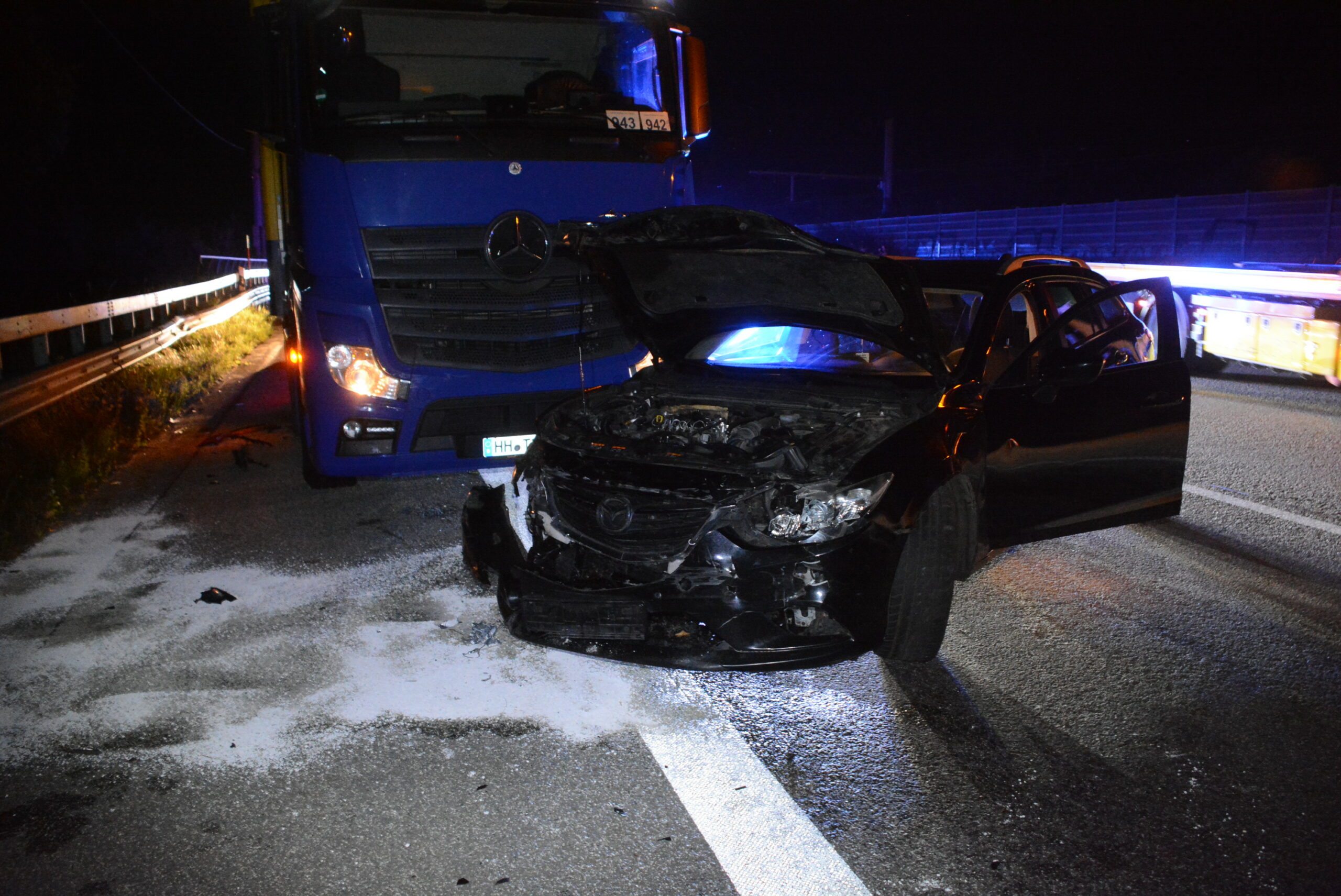 Schwerer Unfall auf A1 mit drei Verletzten – Autobahn gesperrt