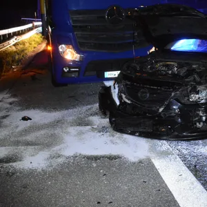 Schwerer Unfall auf A1 mit drei Verletzten – Autobahn gesperrt
